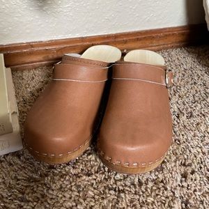 🦋 Handmade, Nutmeg Brown Clogs. Sz 38